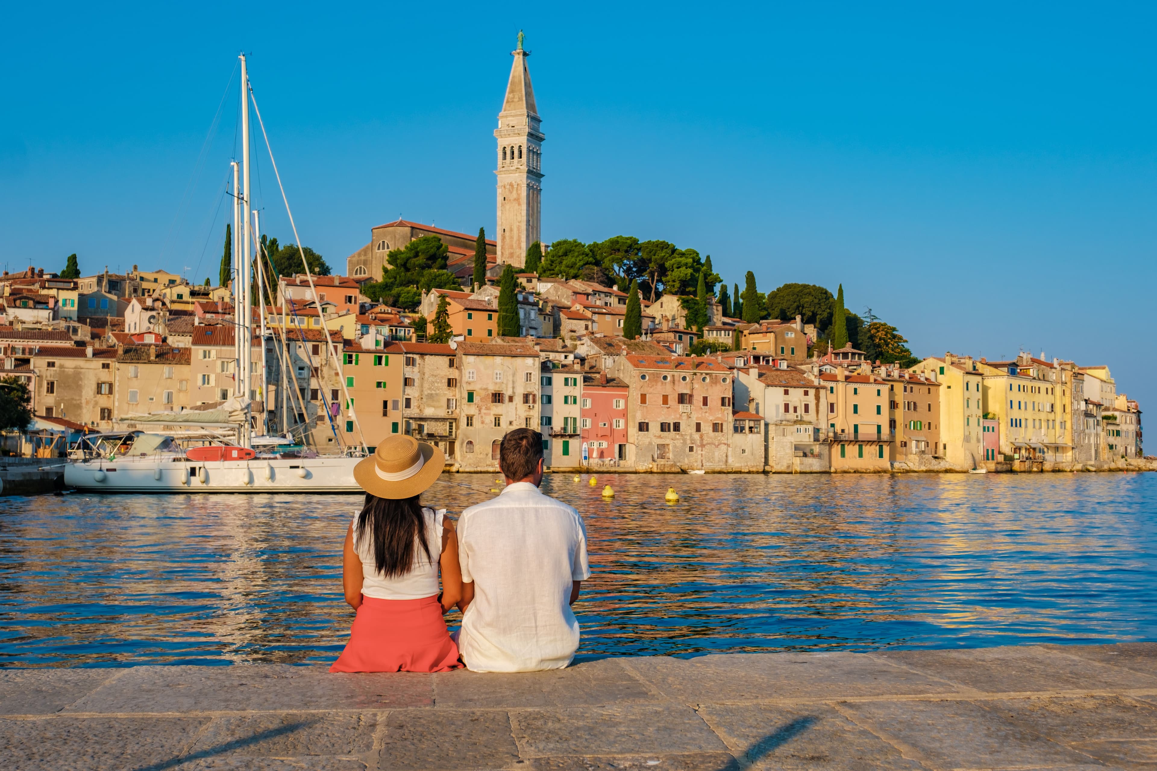 Couple qui contemple le paysage