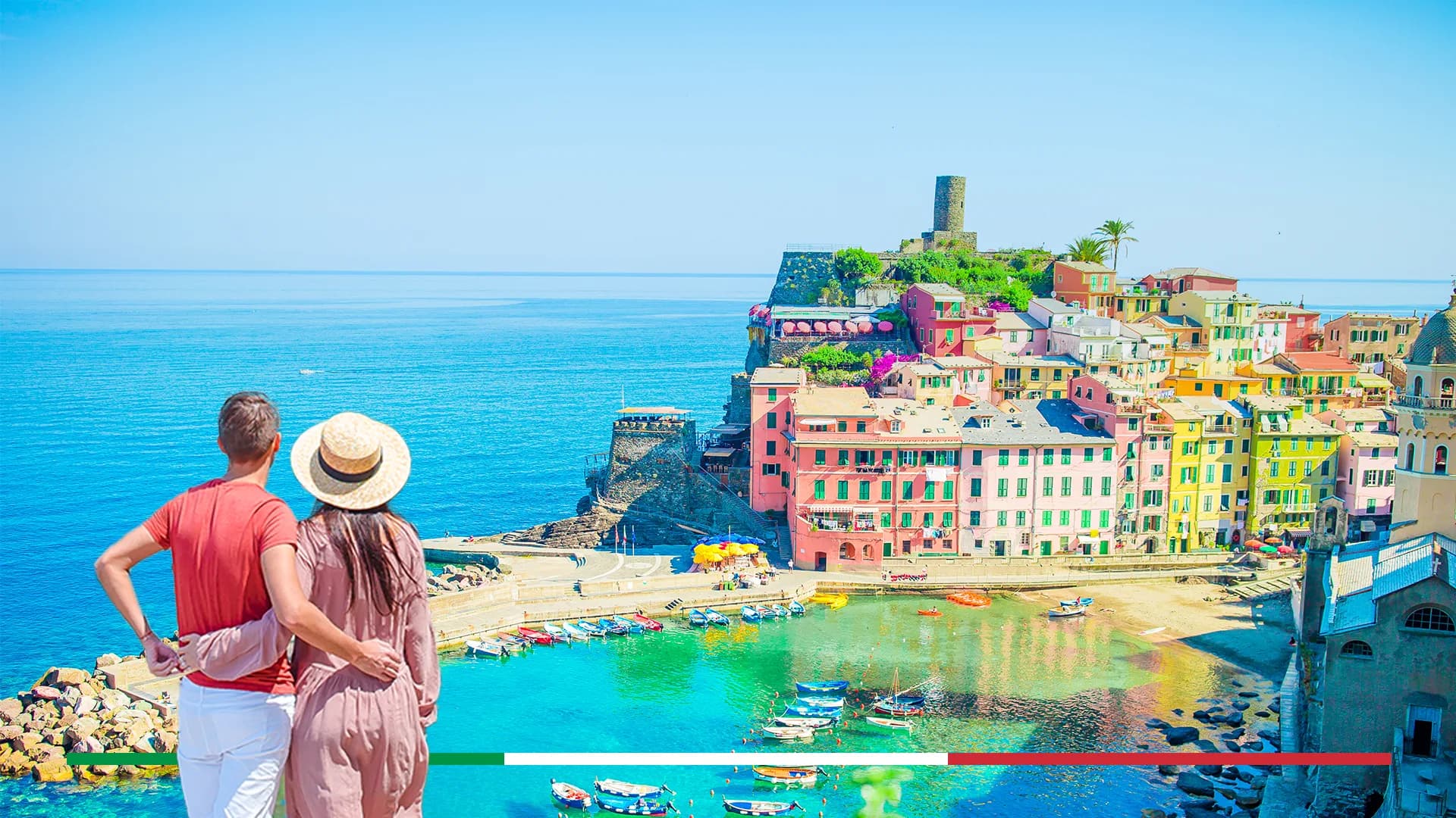 Couple se tenant devant un paysage d'Italie coloré